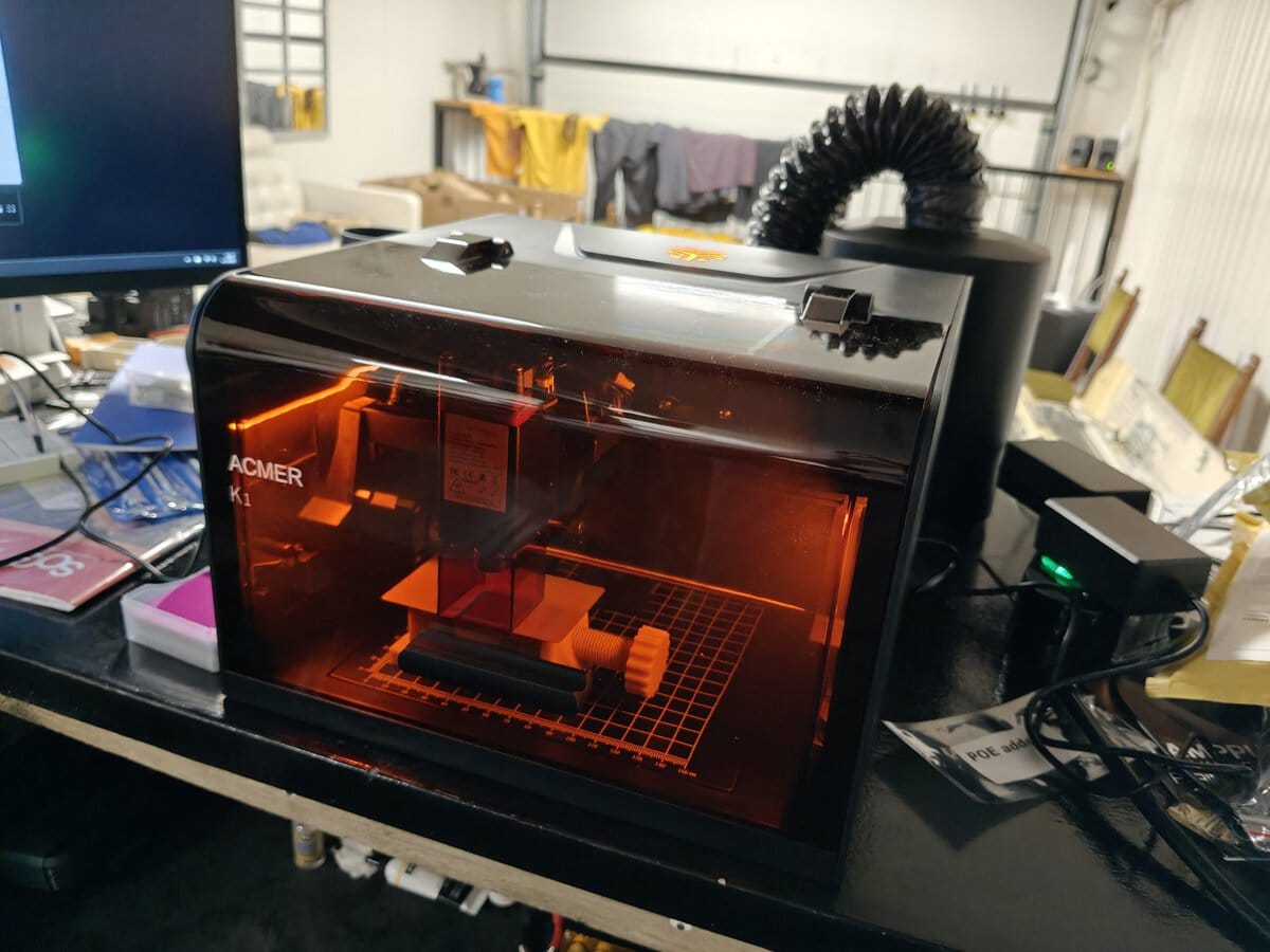 Laserkaiverrus ja -leikkuu 3D-tulostimella, joka muokkaa ja leikkaa erilaisia materiaaleja tarkasti.