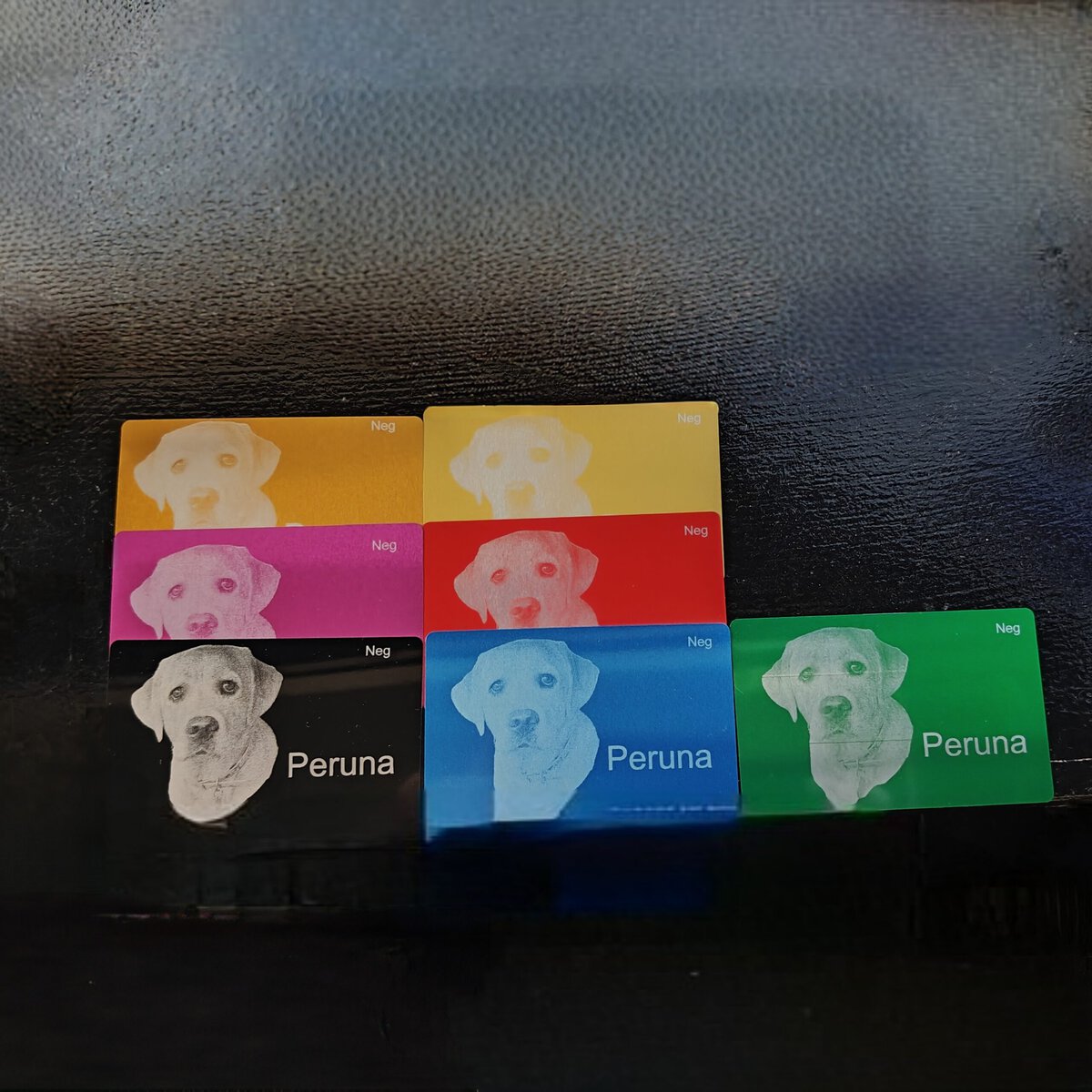Värikkäitä koirakortteja eri väreissä, peruna-aiheinen design.