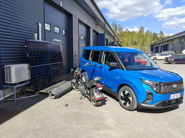 Aurinkopaneelit ja sähköauto Nurkan takaa - ympäristöystävällistä energian käyttöä.